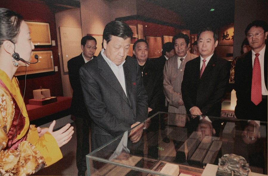 01 2010年3月28日中央政治局委員、中央書記處書記、中央宣傳部部長劉云山參觀西藏文化博物館~1.jpg