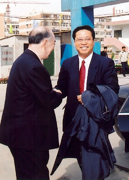 04 時(shí)任國(guó)家民委主任、中央統(tǒng)戰(zhàn)部副部長(zhǎng)李德洙視察北京藏醫(yī)院工地~1.jpg