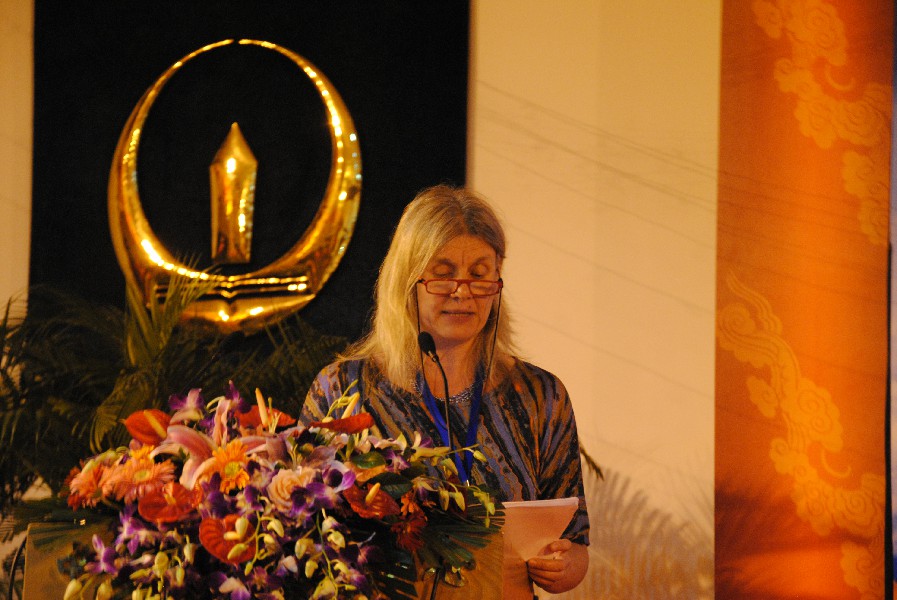 英國(guó)劍橋大學(xué)的海德嘎德?丁伯格(Hildegard Diemberger)教授，在題為“博東?喬列南杰與卻吉仲瑪：西藏早期印刷術(shù)的先驅(qū)”~1.jpg
